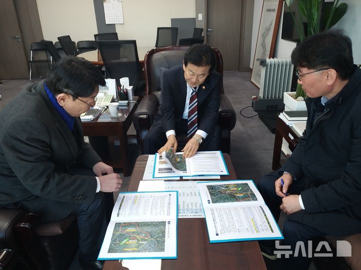 [전주=뉴시스]윤난슬 기자 = 우범기 시장은 28일 국회를 방문해 정동영 통일부 장관을 만나 피지컬 인공지능(AI) 산업 육성, 전주역사 문화공간 조성, 완주-전주 통합, 하계올림픽 전주 유치 등 전주시 주요 현안에 대한 협력 방안을 논의했다. (사진=전주시 제공) 2026.01.28. photo@newsis.com