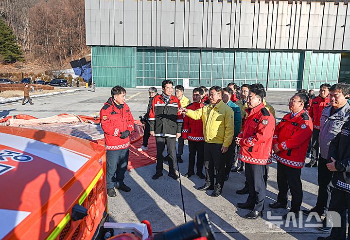 [원주=뉴시스] 이덕화 기자 = 28일 윤호중 행정안전부 장관이 강원 원주시 산림청 산림항공본부를 방문해 봄철 산불 조심 기간 대책 현장을 점검하고 있다. 2026.01.28. wonder8768@newsis.com