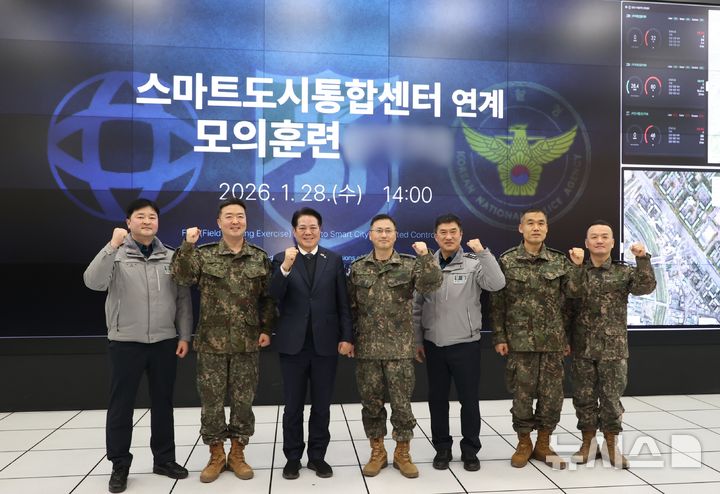 [안양=뉴시스] 최대호 안양시장(사진 왼쪽 세 번째) 등 모의 훈련 참석자들이 기념 촬영을 하고 있다.(사진=안양시 제공). 2026.01.28.photo@newsis.com