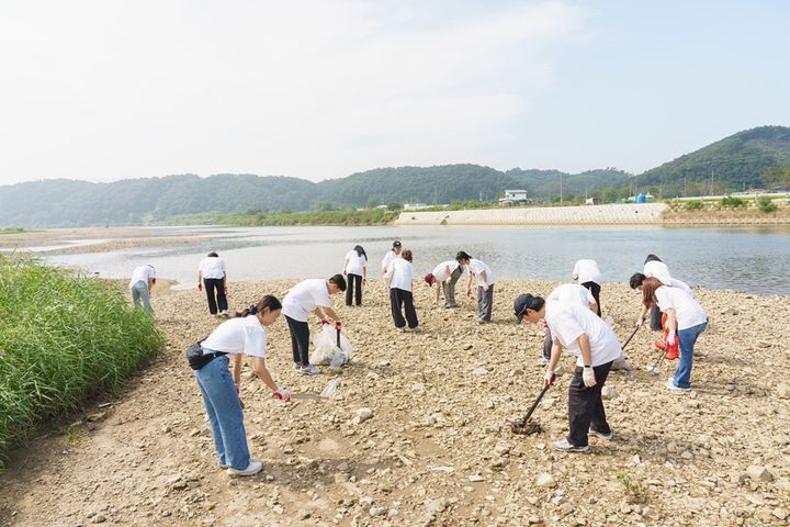 [서울=뉴시스] 보령 임직원들이 예당호 주변 생태보호구역에서 플로깅 봉사활동을 진행하고 있다. (사진=보령 제공) 2026.2.2. photo@newsis.com *재판매 및 DB 금지