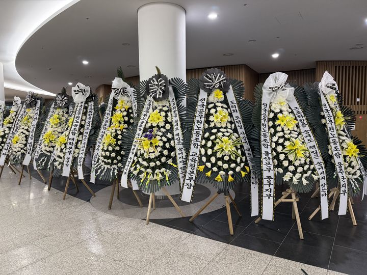 [수원=뉴시스] 28일 오후 경기도의회 1층 로비에 '해외출장 경비 부풀리기' 관련 수사를 받다 사망한 경기도의회 직원 사건의 책임 규명 등을 요구하는 근조화환이 줄을 서 있다. (사진=전국공무원노동조합 제공) 2026.01.28. photo@newsis.com *재판매 및 DB 금지