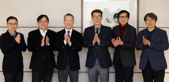 한국기업가정신재단이 28일 이사회를 열어 신임 이사장과 이사를 선임하고 기념 촬영을 하고 있다. (왼쪽부터) 권도균 프라이머 대표, 이경묵 서울대 교수, 홍선근 3대 이사장, 곽수근 2대 이사장, 임준서 연세대 교수, 정유신 서강대 교수 /사진=김창현 기자 chmt@ *재판매 및 DB 금지