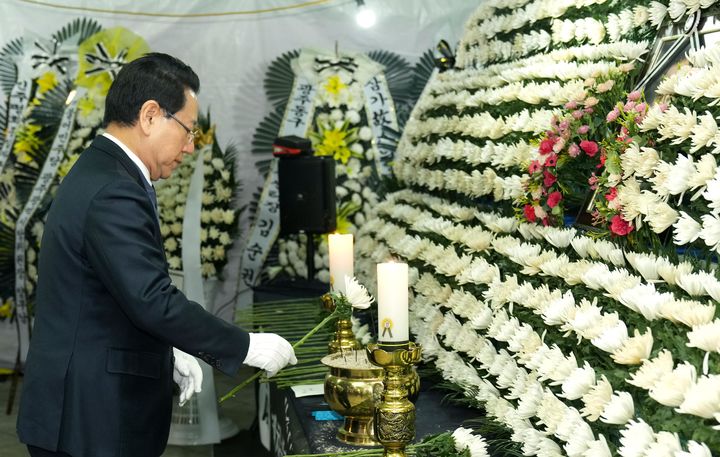 [광주=뉴시스] 김영록 전남지사가 28일 오후 광주 5·18 민주광장에 마련된 고 이해찬 민주평통자문회의 수석부의장 분향소를 방문해 헌화·분향하고 있다. (사진 = 전남도 제공). 2026.01.28. photo@newsis.com *재판매 및 DB 금지