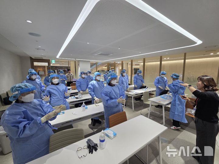 [의왕=뉴시스] 의왕시가 백운호수 푸르지오 숲속의 아침 노인주택에서 보호구 붙이고 떼기에 따른 감염병 예방 교육을 하고 있다. (사진=의왕시 제공). 2026.01.29.photo@newsis.com