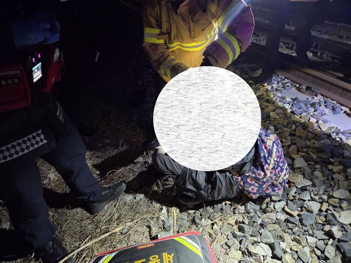 [세종=뉴시스] 28일 오후 9시14분께 세종시 조치원읍 조치원역에서 내린 승객 2명이 안전펜스를 넘어 철길을 걷다가 부상을 입어 구급대원의 치료를 받고 있다. (사진=세종소방본부 제공) 2026.01.28. photo@newsis.com *재판매 및 DB 금지