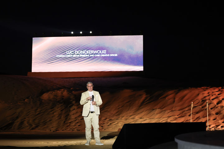 [서울=뉴시스] 제네시스는 27일(현지 시간) 아랍에미리트 룹알할리 사막에서 '제네시스 데저트 프리미어 행사'를 열고 익스트림 오프로드 콘셉트카인 '엑스 스콜피오 콘셉트'를 세계 최초로 공개했다. 사진은 현대차그룹 글로벌디자인본부 최고 디자인책임자(CDO) 겸 최고 크리에이티브 책임자(CCO)인 루크 동커볼케 사장이 엑스 스콜피오 콘셉트를 설명하고 있다. (사진=제네시스 제공) 2026.01.28. photo@newsis.com *재판매 및 DB 금지