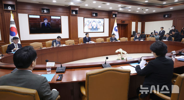 [서울=뉴시스] 김선웅 기자 = 구윤철 부총리 겸 재정경제부 장관이 28일 서울 종로구 정부서울청사에서 열린 경제관계장관회의 겸 민생경제관계장관회의에서 모두발언을 하고 있다. 2026.01.28. mangusta@newsis.com