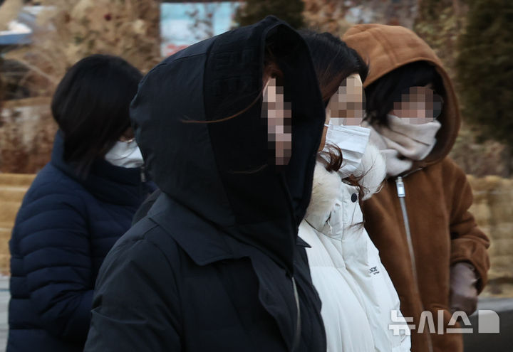 [서울=뉴시스] 최진석 기자 = 중부지방을 중심으로 아침 기온이 영하 10도 안팎을 기록한 28일 서울 종로구 세종대로 사거리에서 시민들이 출근길 발걸음을 재촉하고 있다. 2026.01.28. myjs@newsis.com