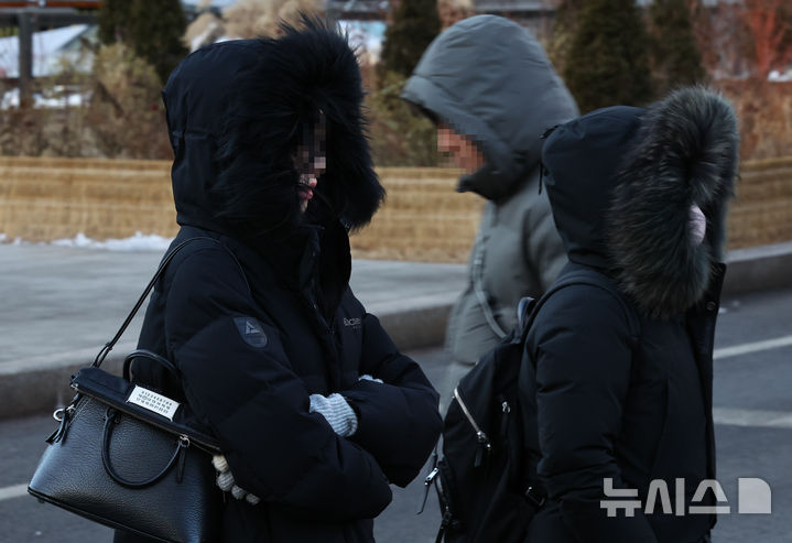 [서울=뉴시스] 최진석 기자 = 서울 종로구 세종대로 사거리에서 시민들이 출근길 발걸음을 재촉하고 있다. 2026.01.28. myjs@newsis.com