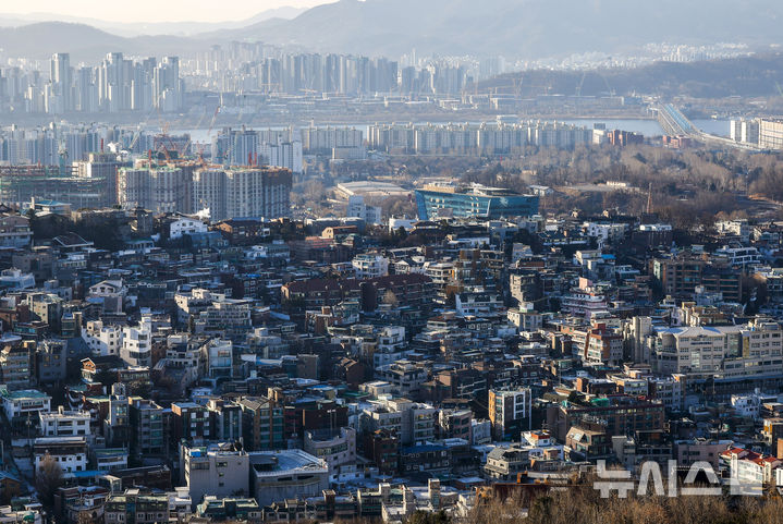 [서울=뉴시스] 정병혁 기자 = 지난해 서울 땅값이 4.02% 상승한 것으로 나타났다. 서울은 분양가에서 땅값이 차지하는 비율이 높은 편인데 지가가 오르면서 분양가도 고공행진 중이다. 국토교통부와 한국부동산원이 발표한 '2025년 연간 지가 변동률' 자료에 따르면 지난해 전국 지가는 2.25% 상승했다. 지역별로는 서울(4.02%)과 경기(2.32%) 지가가 전국 평균(2.25%)을 웃돌았다. 사진은 28일 서울 중구 남산에서 바라본 서울시내 주거지역. 2026.01.28. jhope@newsis.com