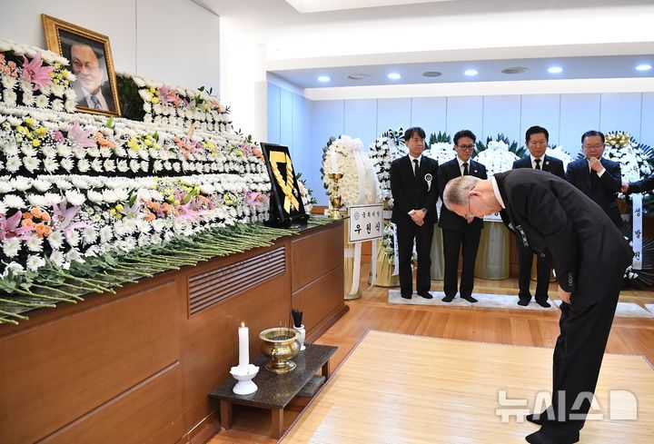 [서울=뉴시스] 사진공동취재단 = 반기문 전 유엔사무총장이 28일 오전 서울 종로구 서울대학교병원 장례식장에 마련된 고(故) 이해찬 전 국무총리의 빈소에서 조문을 하고 있다. 2026.01.28. photo@newsis.com