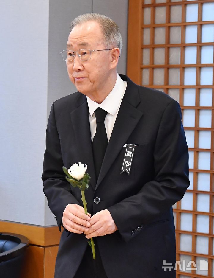 [서울=뉴시스] 사진공동취재단 = 반기문 전 유엔사무총장이 28일 오전 서울 종로구 서울대학교병원 장례식장에 마련된 고(故) 이해찬 전 국무총리의 빈소에서 조문을 하고 있다. 2026.01.28. photo@newsis.com