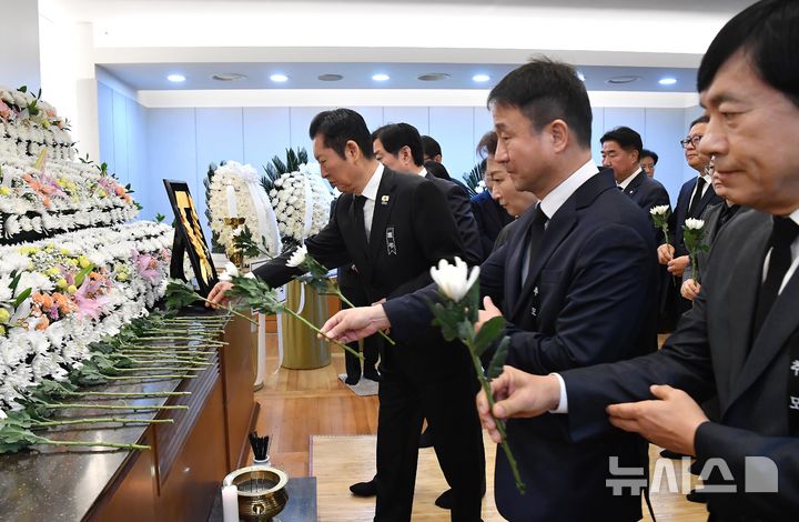 故 이해찬 전 총리 빈소 이틀째 추모 발길… 반기문·정몽준 등 각계 인사들 조문 [뉴시스Pic]