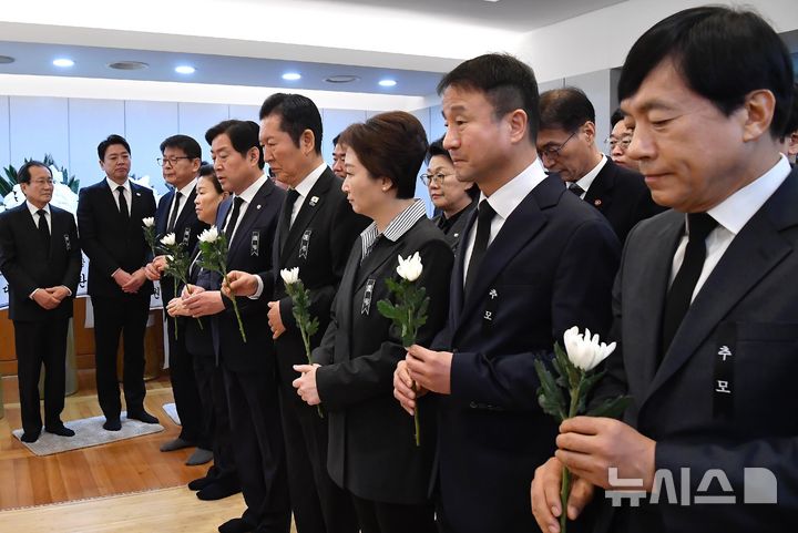 [서울=뉴시스] 사진공동취재단 = 더불어민주당 정청래 대표와 한병도 원내대표, 최고위원들이 28일 오전 서울 종로구 서울대학교병원 장례식장에 마련된 고(故) 이해찬 전 국무총리의 빈소에서 조문을 하고 있다. 2026.01.28. photo@newsis.com