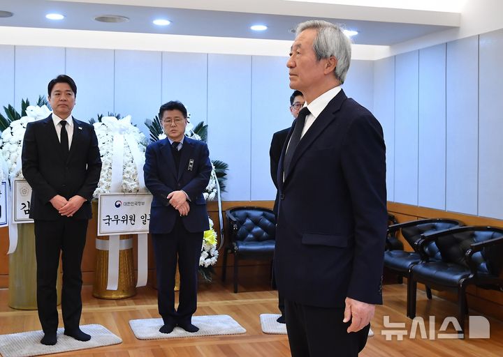 [서울=뉴시스] 사진공동취재단 = 정몽준 아산재단 이사장이 28일 오전 서울 종로구 서울대학교병원 장례식장에 마련된 고(故) 이해찬 전 국무총리의 빈소에서 조문을 하고 있다. 2026.01.28. photo@newsis.com