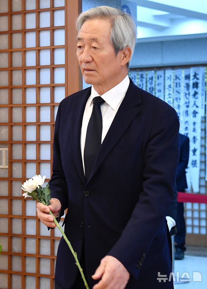 [서울=뉴시스] 사진공동취재단 = 정몽준 아산재단 이사장이 28일 오전 서울 종로구 서울대학교병원 장례식장에 마련된 고(故) 이해찬 전 국무총리의 빈소에서 조문을 하고 있다. 2026.01.28. photo@newsis.com