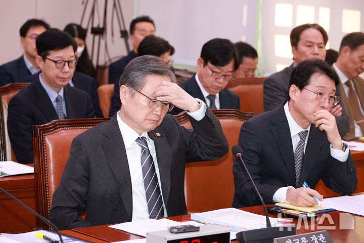 [서울=뉴시스] 고승민 기자 = 조현 외교부 장관이 28일 서울 여의도 국회에서 열린 외교통일위원회 전체회의에 출석하고 있다. 2026.01.28. kkssmm99@newsis.com