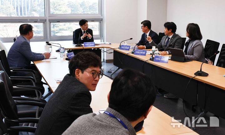 [서울=뉴시스] 김명년 기자 = 이정문 더불어민주당 디지털자산 TF 위원장이 지난달 28일 서울 여의도 국회에서 열린 TF 회의에서 의원들과 대화하고 있다. 2026.01.28. kmn@newsis.com