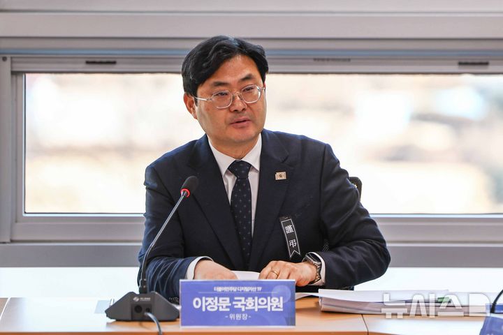 [서울=뉴시스] 김명년 기자 = 이정문 더불어민주당 디지털자산 TF 위원장이 28일 서울 여의도 국회에서 열린 TF 회의에서 의원들과 대화하고 있다. 2026.01.28. kmn@newsis.com