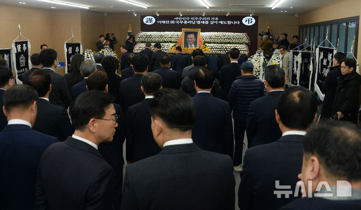 [전주=뉴시스] 김얼 기자 = 더불어민주당 전북특별자치도당 관계자들이 28일 전북 전주시 더불어민주당 전북특별자치도당 컨퍼런스룸에 마련된 고(故) 이해찬 전 국무총리 분향소를 찾아 합동 분향을 하고 있다. 2026.01.28. pmkeul@newsis.com