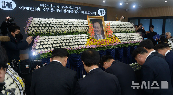 [전주=뉴시스] 김얼 기자 = 더불어민주당 전북특별자치도당 관계자들이 28일 전북 전주시 더불어민주당 전북특별자치도당 컨퍼런스룸에 마련된 고(故) 이해찬 전 국무총리 분향소를 찾아 합동 분향을 하고 있다. 2026.01.28. pmkeul@newsis.com