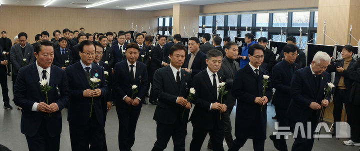 [전주=뉴시스] 김얼 기자 = 더불어민주당 전북특별자치도당 관계자들이 28일 전북 전주시 더불어민주당 전북특별자치도당 컨퍼런스룸에 마련된 고(故) 이해찬 전 국무총리 분향소를 찾아 합동 분향을 하고 있다. 2026.01.28. pmkeul@newsis.com