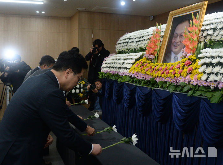 [전주=뉴시스] 김얼 기자 = 더불어민주당 전북특별자치도당 관계자들이 28일 전북 전주시 더불어민주당 전북특별자치도당 컨퍼런스룸에 마련된 고(故) 이해찬 전 국무총리 분향소를 찾아 합동 분향을 하고 있다. 2026.01.28. pmkeul@newsis.com