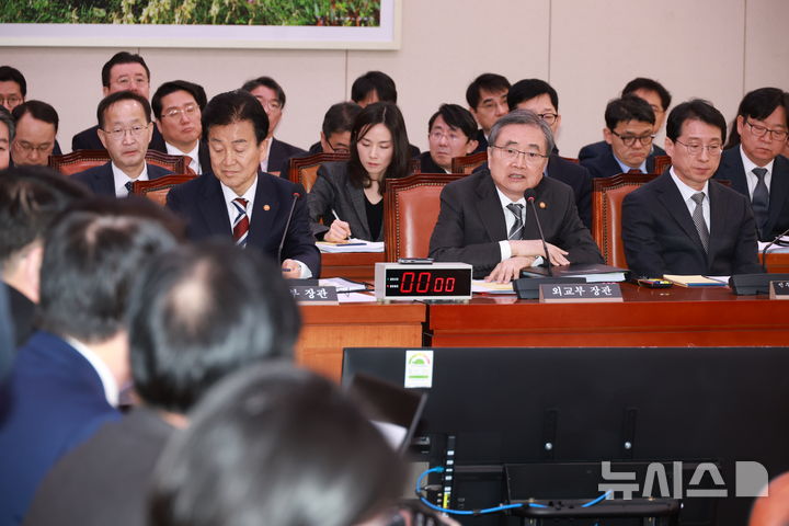 [서울=뉴시스] 고승민 기자 = 조현 외교부 장관이 28일 서울 여의도 국회에서 열린 외교통일위원회의 현안질의에서 의원 질의에 답하고 있다. 2026.01.28. kkssmm99@newsis.com