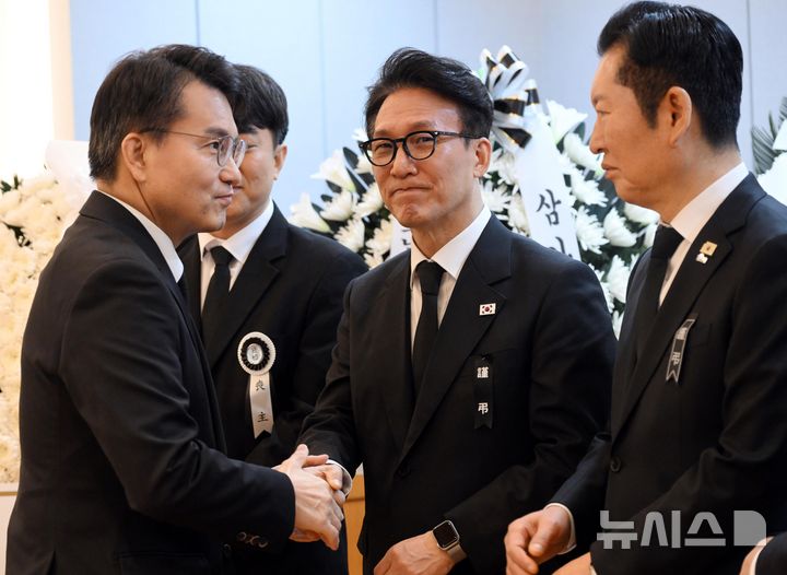 [서울=뉴시스] 사진공동취재단 = 윤상현 국민의힘 의원이 28일 오전 서울 종로구 서울대학교병원 장례식장에 마련된 고(故) 이해찬 전 국무총리의 빈소에서 조문을 한 뒤 김민석 국무총리, 정청래 더불어민주당 대표와 인사하고 있다. 2026.01.28. photo@newsis.com