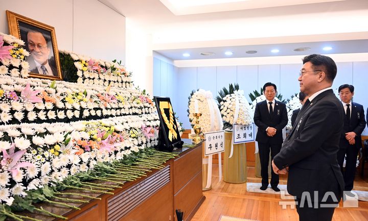 [서울=뉴시스] 사진공동취재단 = 윤호중 행정안전부 장관이 28일 오전 서울 종로구 서울대학교병원 장례식장에 마련된 고(故) 이해찬 전 국무총리의 빈소에서 조문하고 있다. 2026.01.28. photo@newsis.com