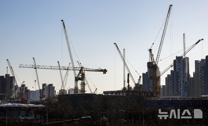 [서울=뉴시스] 정병혁 기자 = 사진은 서울시내 아파트 건설현장. 2026.02.23. jhope@newsis.com