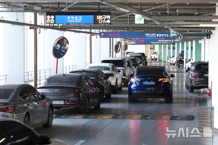 갓길까지 채운 인천공항 주차장…'주차요금 인상 vs 공항버스 인하' 해법은[홍찬선의 신공항여지도]
