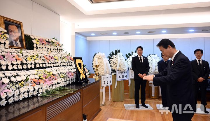 [서울=뉴시스] 사진공동취재단 = 권오을 국가보훈부 장관이 28일 오전 서울 종로구 서울대학교병원 장례식장에 마련된 고(故) 이해찬 전 국무총리의 빈소에서 조문하고 있다. 2026.01.28. photo@newsis.com