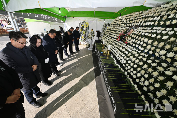 [광주=뉴시스] 이영주 기자 = 28일 오전 광주 동구 5·18민주광장에 마련된 고(故) 이해찬 전 국무총리의 추모분향소에 지역 정치권 인사들이 모여 묵념하고 있다. 2026.01.28. leeyj2578@newsis.com