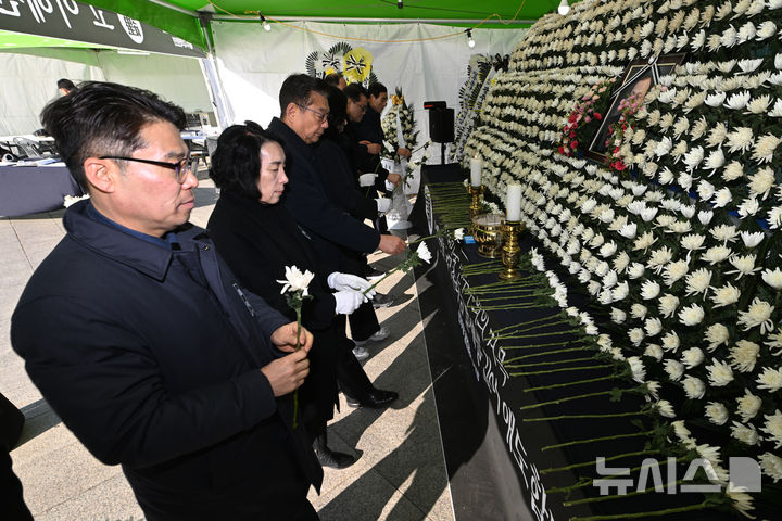 [광주=뉴시스] 이영주 기자 = 28일 오전 광주 동구 5·18민주광장에 마련된 고(故) 이해찬 전 국무총리의 추모분향소에 지역 정치권 인사들이 모여 헌화하고 있다. 2026.01.28. leeyj2578@newsis.com