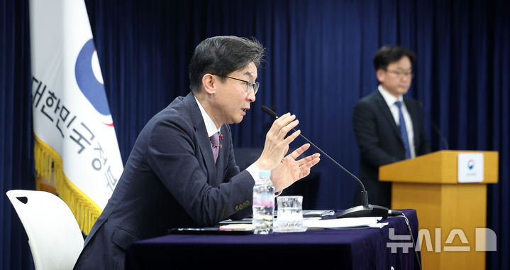 [서울=뉴시스] 김선웅 기자 = 이억원 금융위원장이 28일 서울 종로구 정부서울청사에서 기자간담회를 열고 현안 질의응답을 하고 있다. 2026.01.28. mangusta@newsis.com