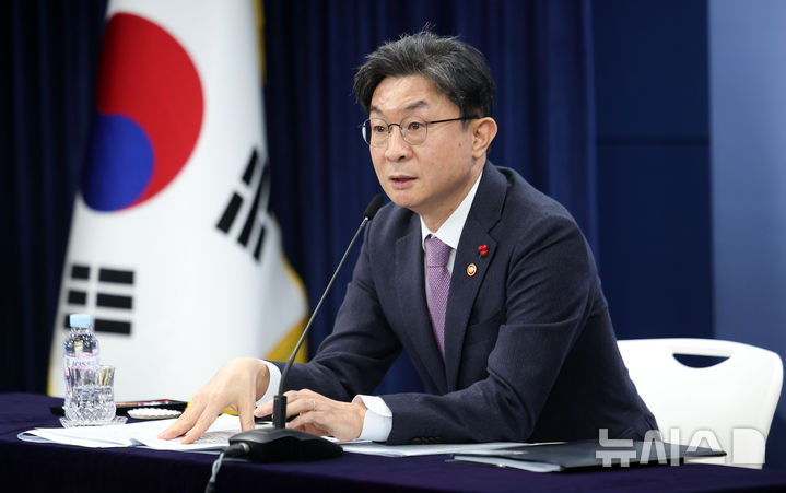 [서울=뉴시스] 김선웅 기자 = 이억원 금융위원장이 28일 서울 종로구 정부서울청사에서 기자간담회를 열고 현안 질의응답을 하고 있다. 2026.01.28. mangusta@newsis.com