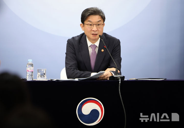 [서울=뉴시스] 김선웅 기자 = 이억원 금융위원장이 28일 서울 종로구 정부서울청사에서 기자간담회를 열고 현안 질의응답을 하고 있다. 2026.01.28. mangusta@newsis.com