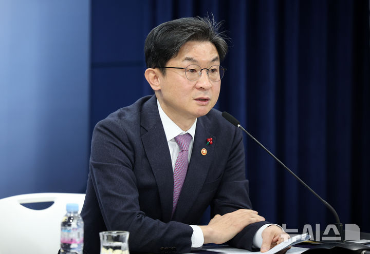 [서울=뉴시스] 김선웅 기자 = 이억원 금융위원장이 28일 서울 종로구 정부서울청사에서 기자간담회를 열고 현안 질의응답을 하고 있다. 2026.01.28. mangusta@newsis.com