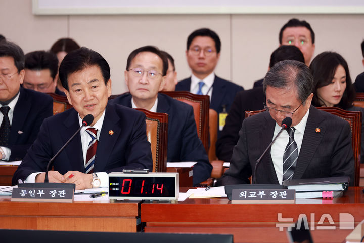 [서울=뉴시스] 고승민 기자 = 정동영 통일부 장관이 28일 서울 여의도 국회에서 열린 외교통일위원회의 현안질의에서 의원 질의에 답하고 있다. 2026.01.28. kkssmm99@newsis.com