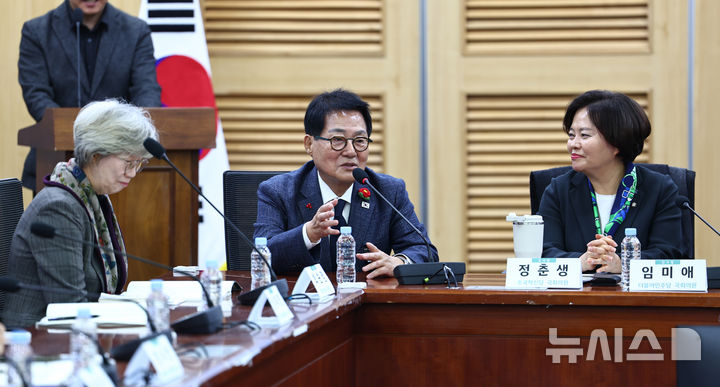 [서울=뉴시스] 김명년 기자 = 박지원 더불어민주당 국회의원이 28일 오전 서울 여의도 국회 의원회관에서 열린 '지방자치 30년 평가와 과제' 토론회에서 발언하고 있다. 2026.01.28. kmn@newsis.com