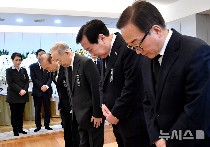 [서울=뉴시스] 사진공동취재단 = 손경식 한국경영자총협회장과 김기문 중소기업중앙회장이 28일 오전 서울 종로구 서울대학교병원 장례식장에 마련된 고(故) 이해찬 전 국무총리의 빈소에서 조문하고 있다. 2026.01.28. photo@newsis.com