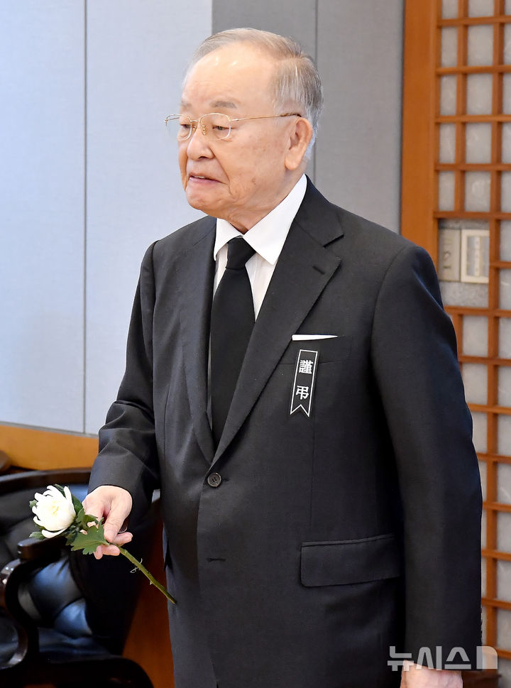 [서울=뉴시스] 사진공동취재단 = 손경식 한국경영자총협회장이 28일 오전 서울 종로구 서울대학교병원 장례식장에 마련된 고(故) 이해찬 전 국무총리의 빈소에서 조문하고 있다. 2026.01.28. photo@newsis.com