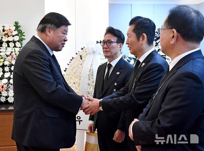 [서울=뉴시스] 사진공동취재단 = 서정진 셀트리온그룹 회장이 28일 오전 서울 종로구 서울대학교병원 장례식장에 마련된 고(故) 이해찬 전 국무총리의 빈소에서 조문한 뒤 김민석 국무총리, 정청래 더불어민주당 대표와 인사하고 있다. 2026.01.28. photo@newsis.com
