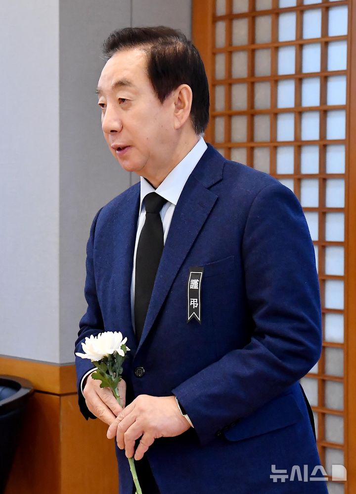 [서울=뉴시스] 사진공동취재단 = 김성태 손기정 기념재단 이사장이 28일 오전 서울 종로구 서울대학교병원 장례식장에 마련된 고(故) 이해찬 전 국무총리의 빈소에서 조문을 하고 있다. 2026.01.28. photo@newsis.com