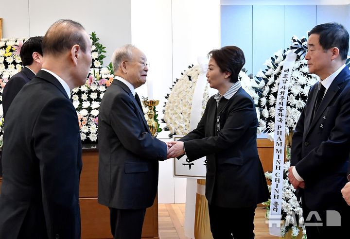 [서울=뉴시스] 사진공동취재단 = 손경식 한국경영자총협회장과 김기문 중소기업중앙회장이 28일 오전 서울 종로구 서울대학교병원 장례식장에 마련된 고(故) 이해찬 전 국무총리의 빈소에서 조문한 뒤 이언주 더불어민주당 최고위원 등과 인사하고 있다. 2026.01.28. photo@newsis.com