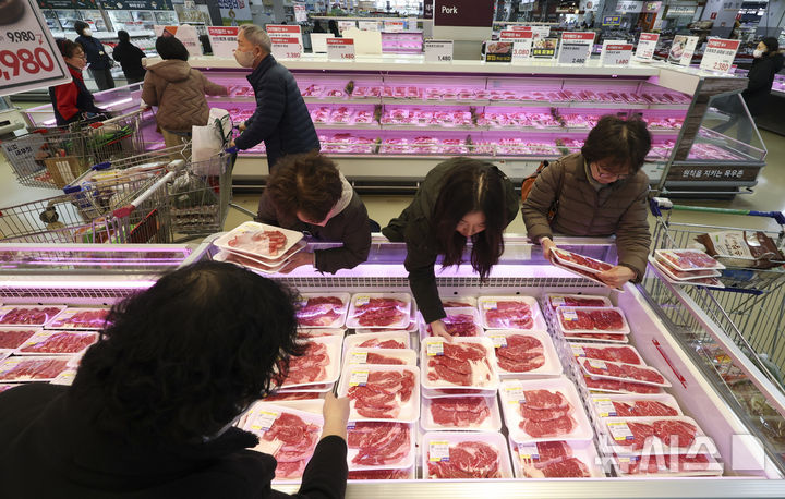 [서울=뉴시스] 김근수 기자 = 28일 서울 시내의 한 대형마트에서 한 시민들이 고기를 고르고 있다. 2025.01.28. ks@newsis.com