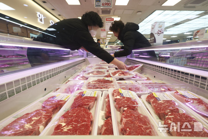 [서울=뉴시스] 김근수 기자 = 28일 서울 시내의 한 대형마트에서 한 시민이 고기를 고르고 있다. 2025.01.28. ks@newsis.com