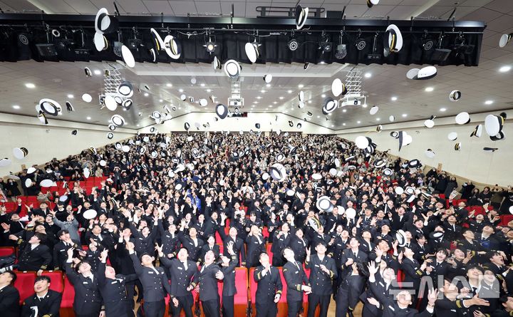 한국해양대학교 해사대학 2025학년도 전기 학위수여식 [뉴시스Pic]