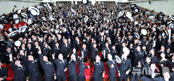  [부산=뉴시스] 하경민 기자 = 한국해양대학교 해사대학 2025학년도 전기 학위수여식이 열린 28일 부산 영도구 한국해양대 대강당에서 졸업생 460여 명이 정복에 착용하는 모자를 던지며 졸업을 자축하고 있다. 이들 졸업생은 승선 실습과정을 포함한 전문 해기 교육을 이수한 뒤 상선에 승선해 실무 경험을 쌓는다. 2026.01.28. yulnetphoto@newsis.com
